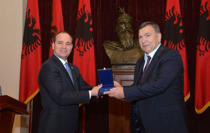 Tiranë, presidenti Nishani dekoron Prof. Luan Malltezin me titullin “Mjeshtër i Madh”