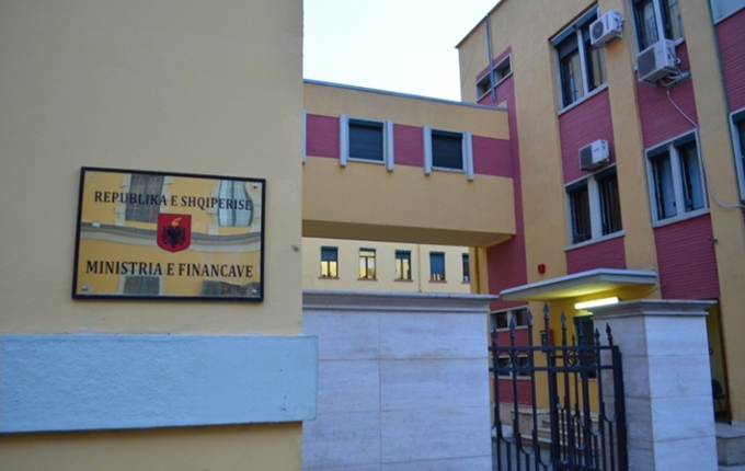 Ekonomi, rënia e çmimeve në tregjet ndërkombëtare, më pak të ardhura nga nafta dhe mineralet