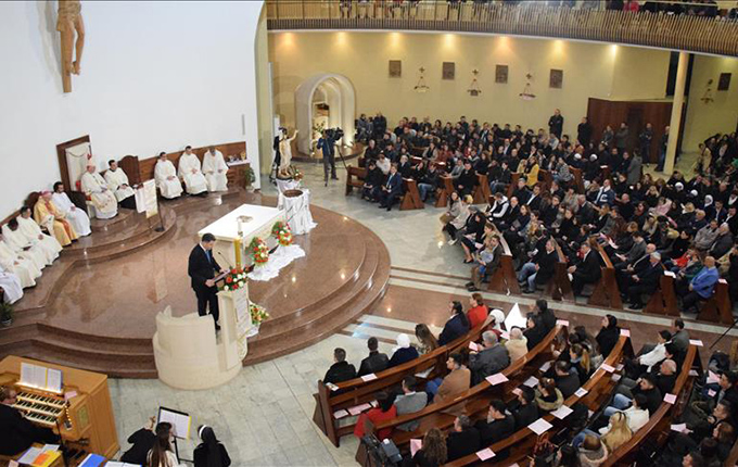 Pashkët / Besimtarët katolikë marrin urimet e para, Basha uron në Facebook