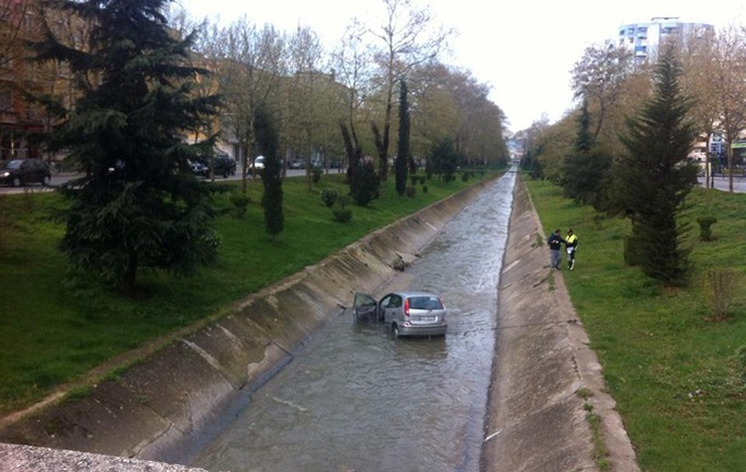 Tiranë, aksident pa viktima, makina përfundon në mes të Lanës