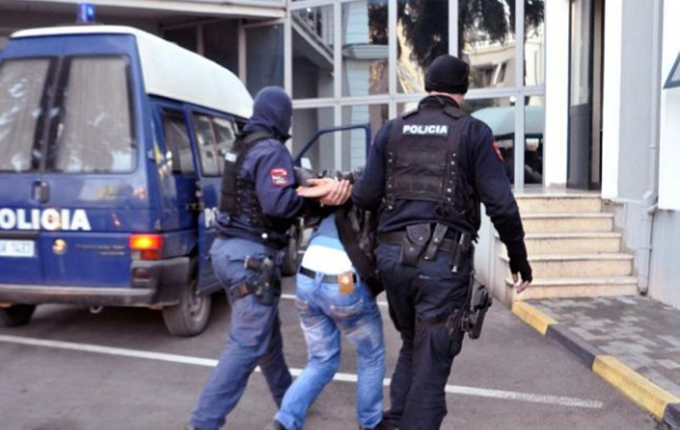 Shkodër, tre të arrestuar për trafik armësh