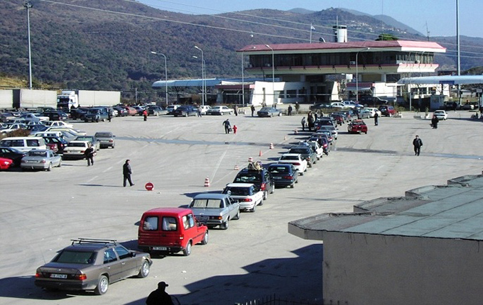 Gjirokastër, mbi 400 makina ngecin në Kakavijë, faji i kompjuterit të Doganës Shqiptare