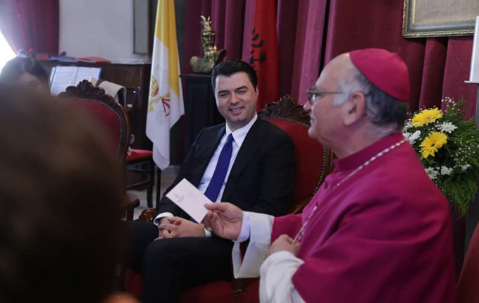 Pashkët / Kryedemokrati Basha uron edhe nga Shkodra dhe Vau i Dejës