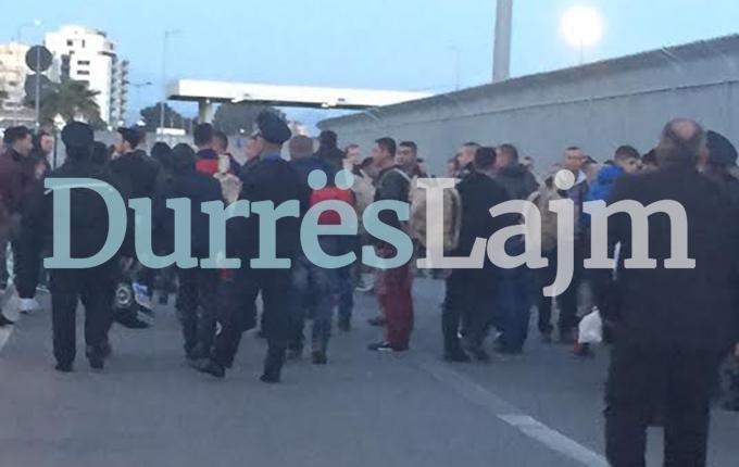 Durrës, simulohet alarm për bombë në terminalin e trageteve, evakuohen pasagjerët (video)