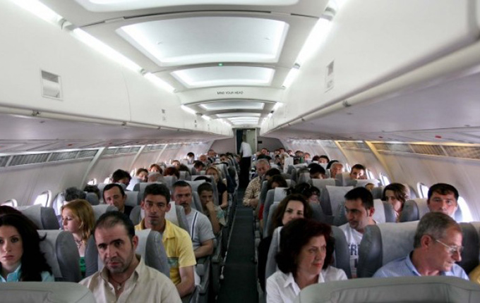 Itali, arrestohet shqiptari, tentoi të hapë derën e avionit në fluturim