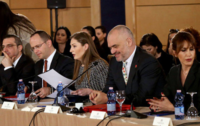 Tiranë, dialogu Shqipëri – BE, komisioneri Hahn: Mbetet ende shumë punë për të bërë