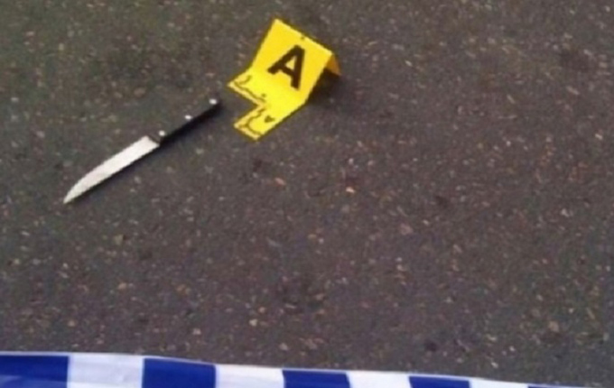 Tiranë, 75-vjeçari tenton të vrasë veten me thikë