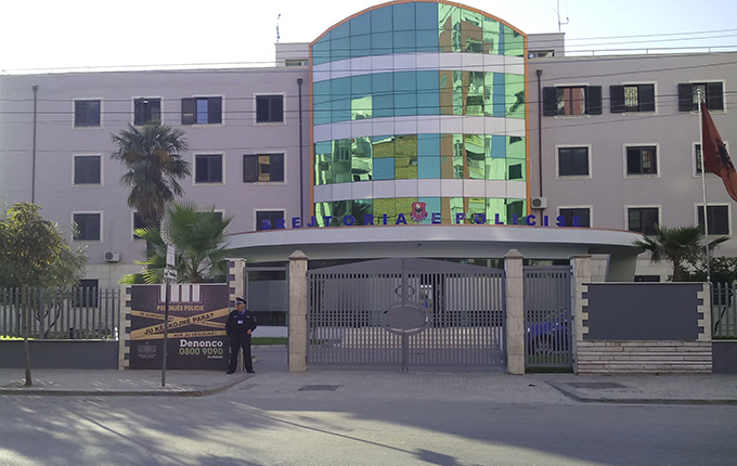 Durrës, sherr në berberhane, zihen me brisqe dhe gërshërë, dy të plagosur në spital