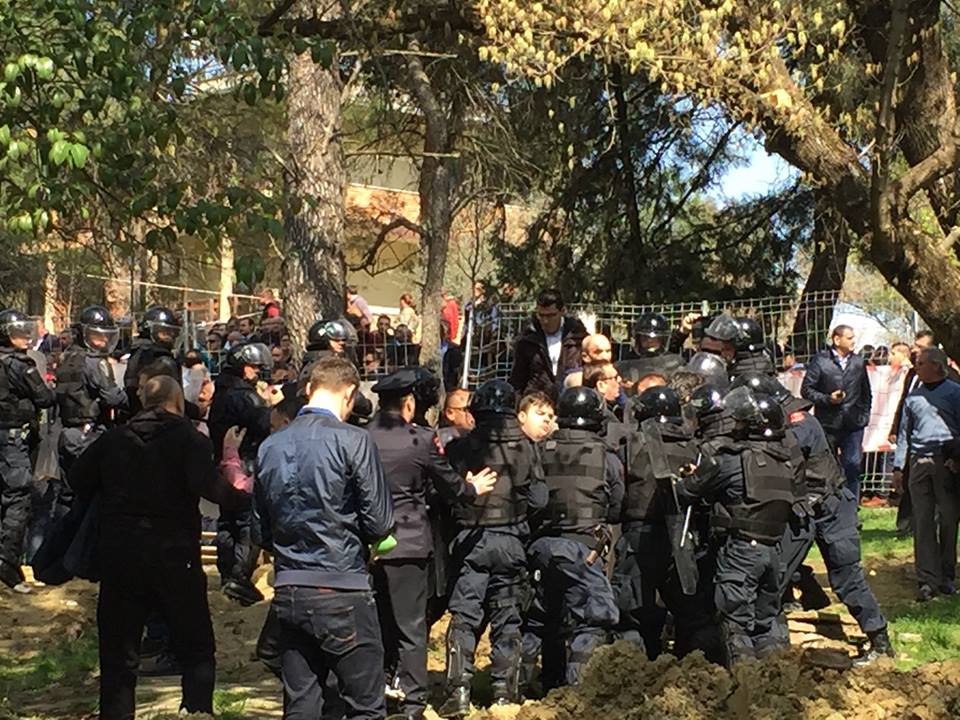 Protesta te Liqeni, deputetët e PD-së konfrontohen me policinë