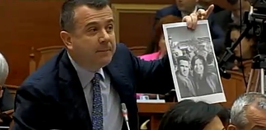 Balla publikon foto të Bashës dhe Topallit me të arrestuarin e minave (FOTO)