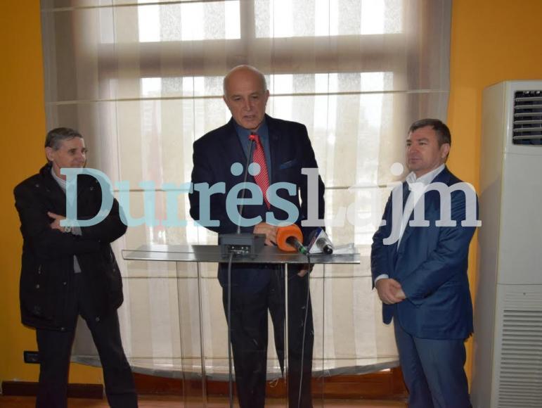 Durrës, profesor Sofokli Garo nderohet me titullin “Nderi i qytetit” (VIDEO)