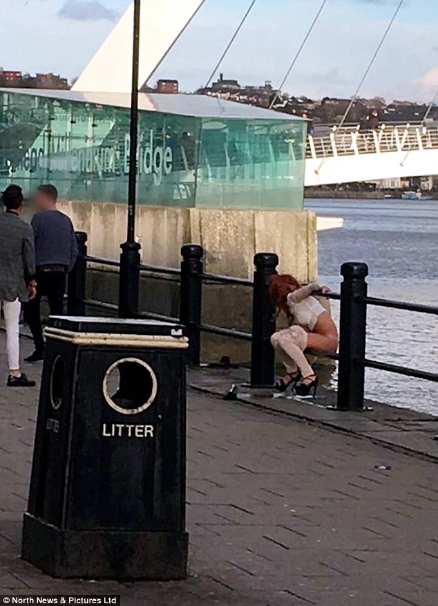 E kap keq, nga halli gruaja urinon në qendër të qytetit (Foto)