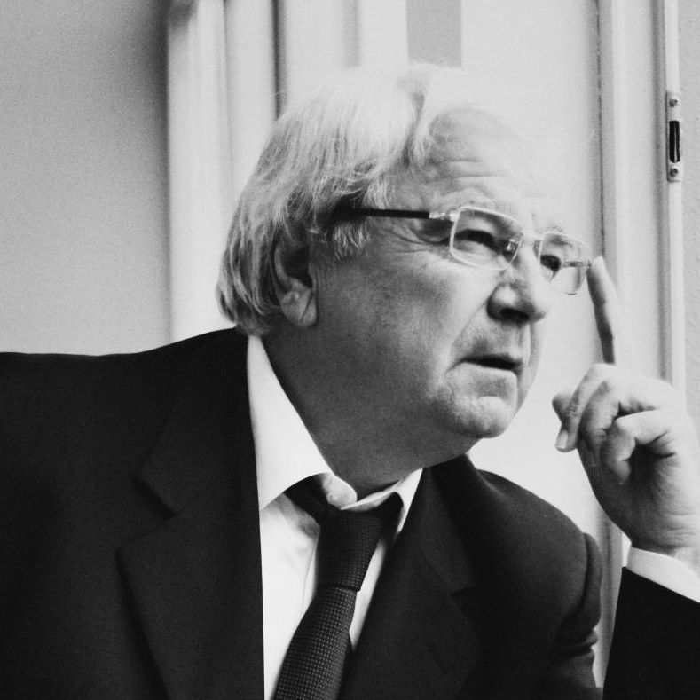 Fabula domethënëse e Ngjelës: Babai bënte seks me pastruesen…