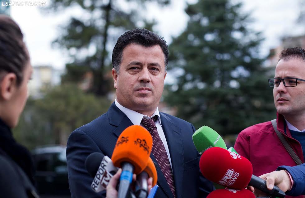 Ndalimi i Spahiut, i del në mbrojtje PD: U arrestua si të ishte vrasës