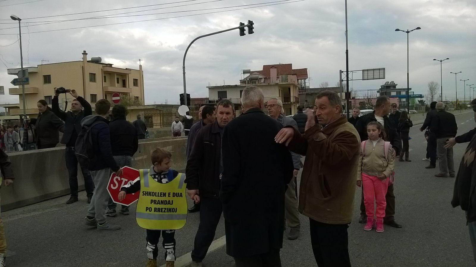 Protestojnë sërish banorët e Plazhit, mes tyre dhe fëmijë: E duam shkollën, ndaj rrezikojmë (FOTO)