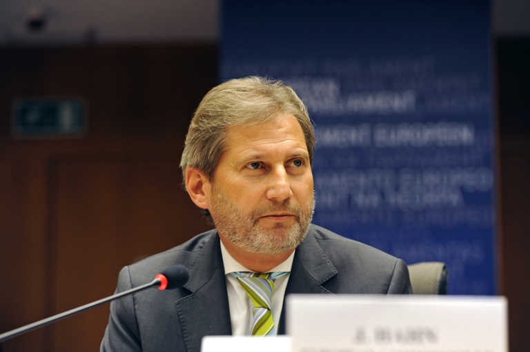 Hahn thekson nga Durrësi: Miratoni Reformën në Drejtësi para verës