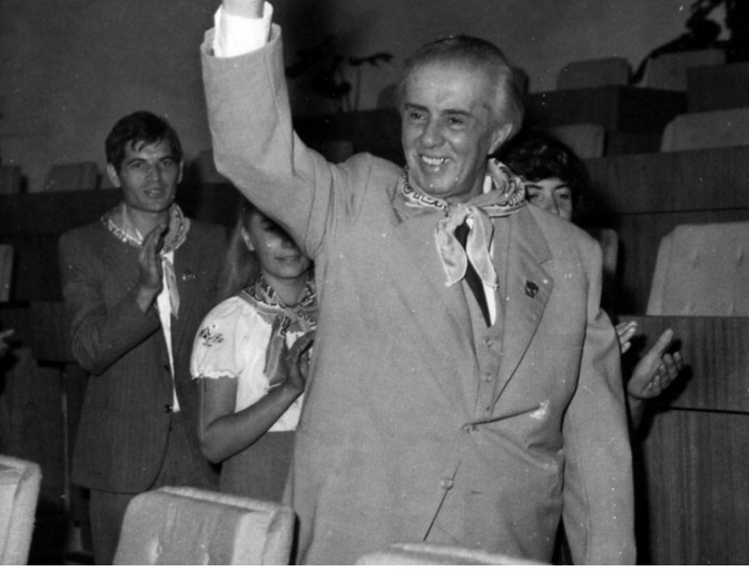 Gjeni cili është  personi  pas shpinës së  Enver Hoxhës?