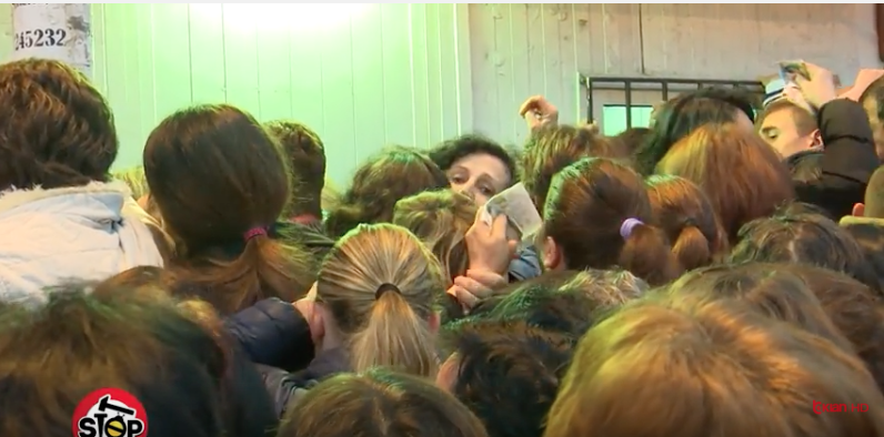 Durrës: Radhë deri në mesnatë për një abone, grushte e gjak mes qytetarëve ( Video – STOP)