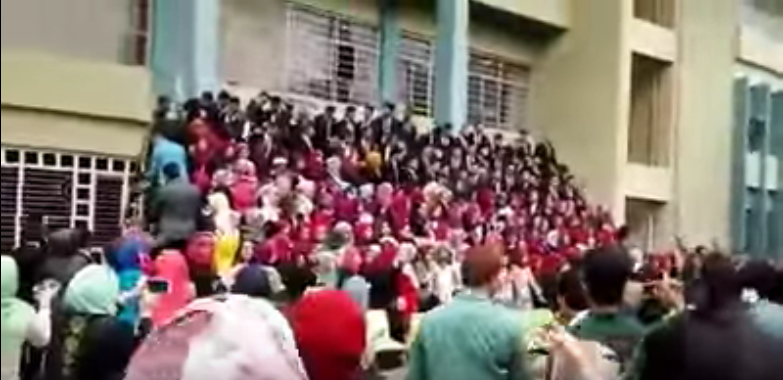 Shembet podiumi, shikoni se  çfarë ndodh me  studentët në ceremoninë e diplomimit (Video)