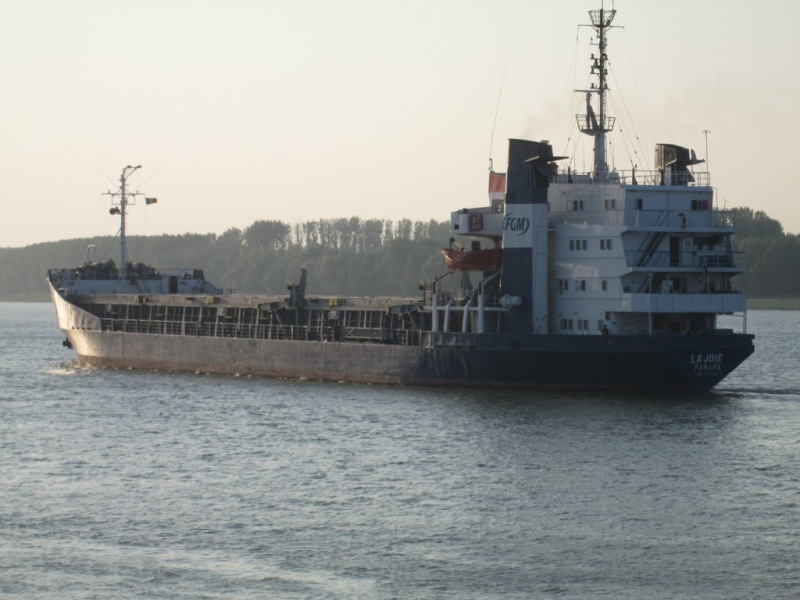 Kurumi i falimentuar sjell 5 mijë tonë lidhje hekuri në Durrës