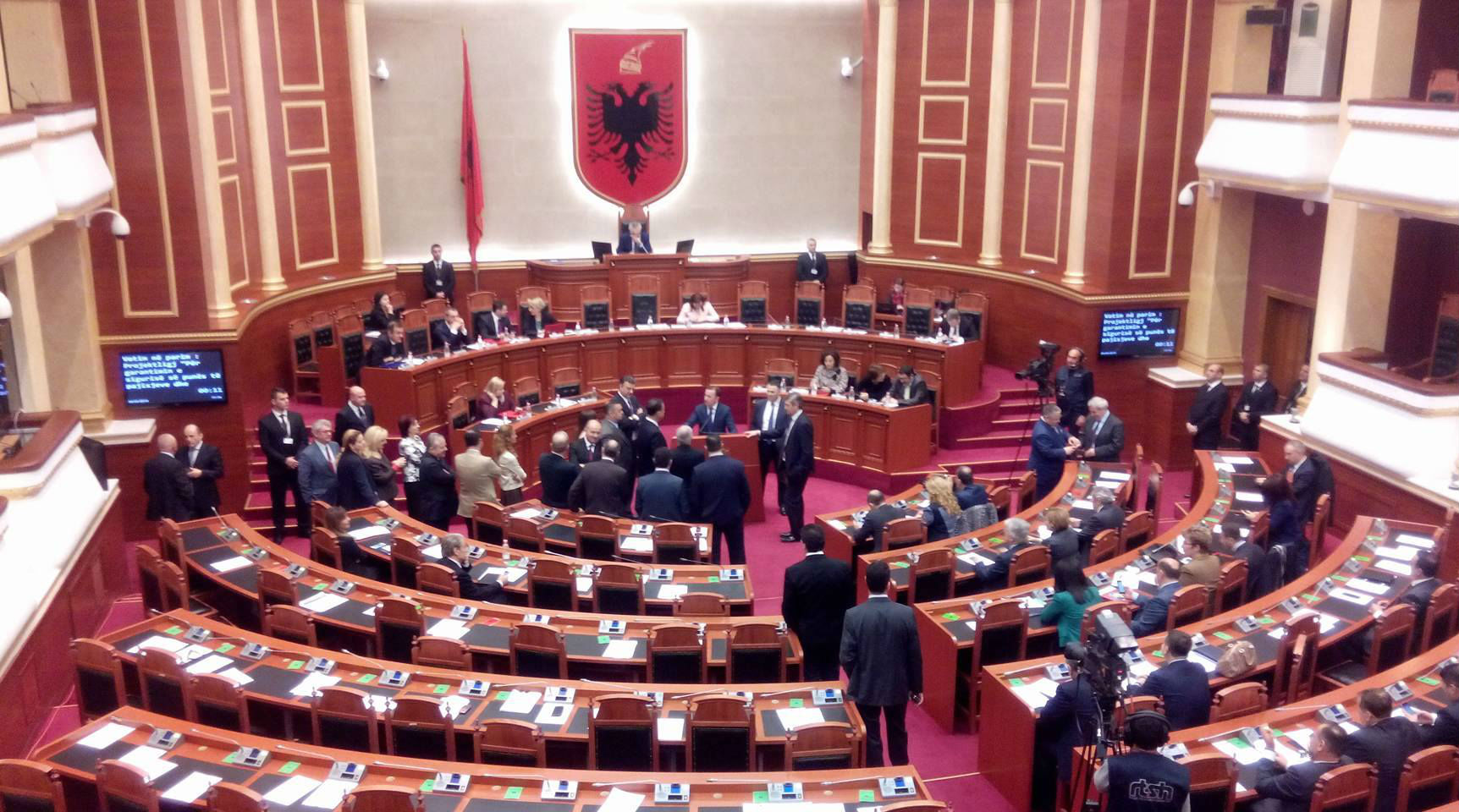 Tension në Kuvend, PD bllokon foltoren