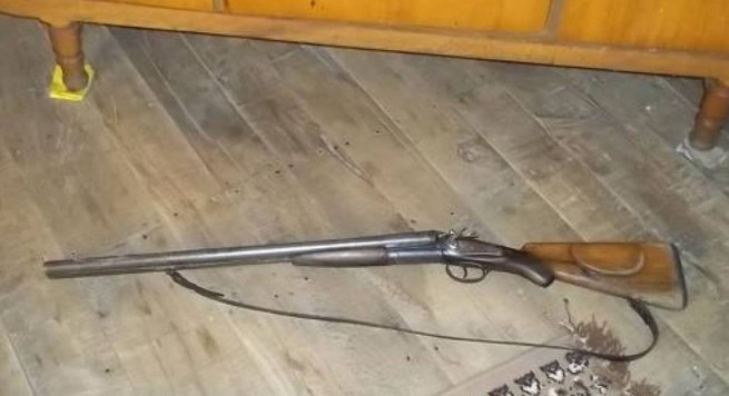 Plagos me çifte në oborr dy komshinjtë, arrestohet 55-vjeçari