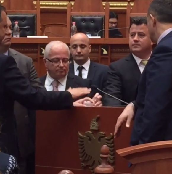 Erjon Braçe filmon deputetët demokratë: Po i bien me dorë!