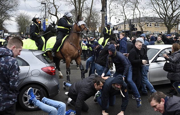 Kur derbi londinez nis jashtë stadiumit