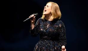 Adele performancë prekëse për ngjarjen në Bruksel (Video)