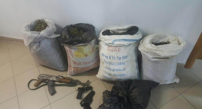 Arrestohet 52-vjeçari, kapet me drogë, armë dhe municione në banesë