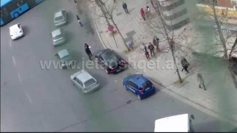 VIDEO/ Policët nuk kanë guxim të gjobisin bosin e ndërtimit