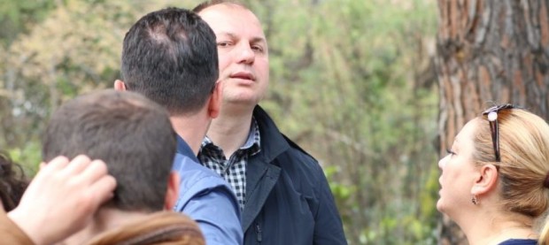 Florenc Hoxha kërcënon fotoreporterin: Ik se ta fus aparatin në grykë