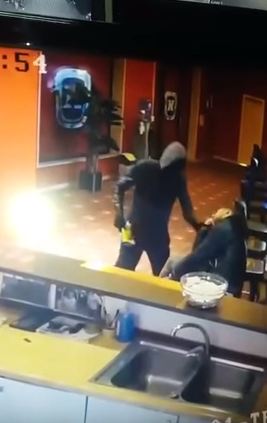 VIDEO/ Si u grabit kazinoja në Tiranë, autori i nxjerr thikën punëtorit në gjumë