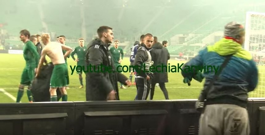 Humbin në derbi, ultrasit zhveshin lojtarët (Video)