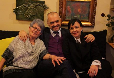 Rama: Sot bëra buqetë për nënën, vjehrrën dhe gruan