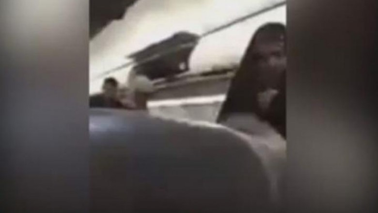 Myslimanet zbriten nga avioni, shikonin në mënyrë të çuditshme pasagjerin (Video)