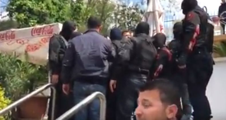 Video/ Policët me maska shoqërojnë Ndriçim Babasin, Basha: E rrëmbyen
