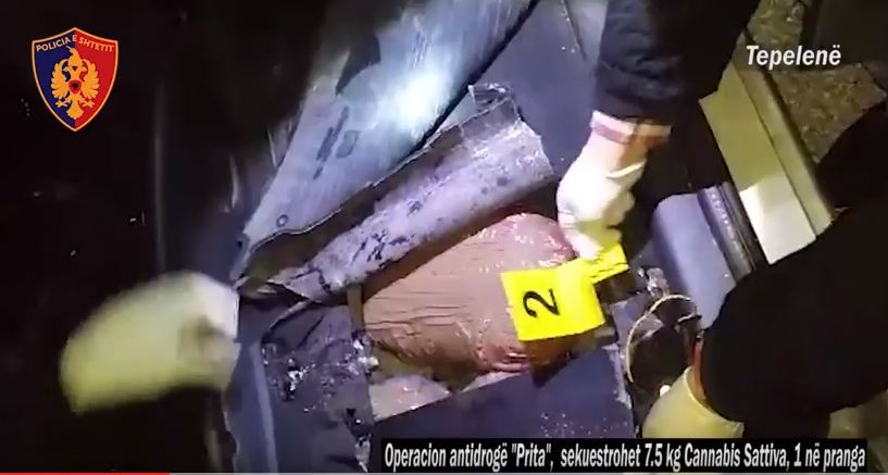 Kapet 28-vjeçari me 7.5 kg drogë, e kishte fshehur në sediljen e makinës (Video)