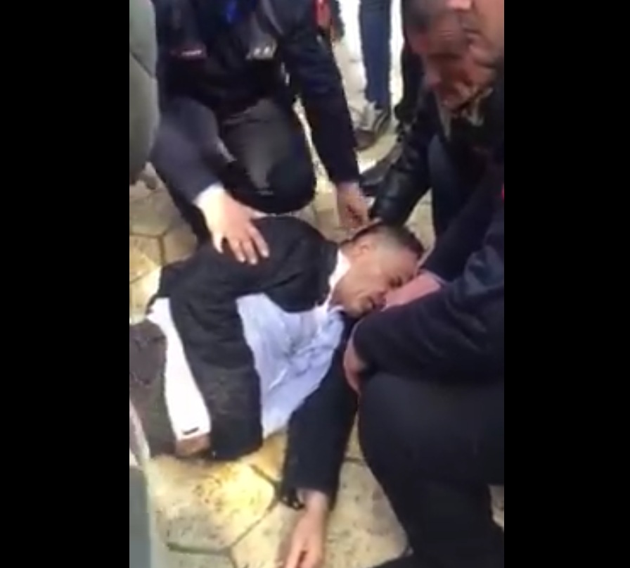 Protestuesi në tokë pa ndjenja, ambulanca nuk duket (Video)