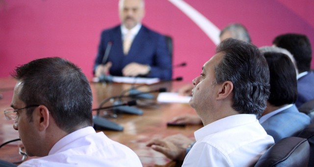 Shpërthen Rama! Flakërin gotën në mes të mbledhjes