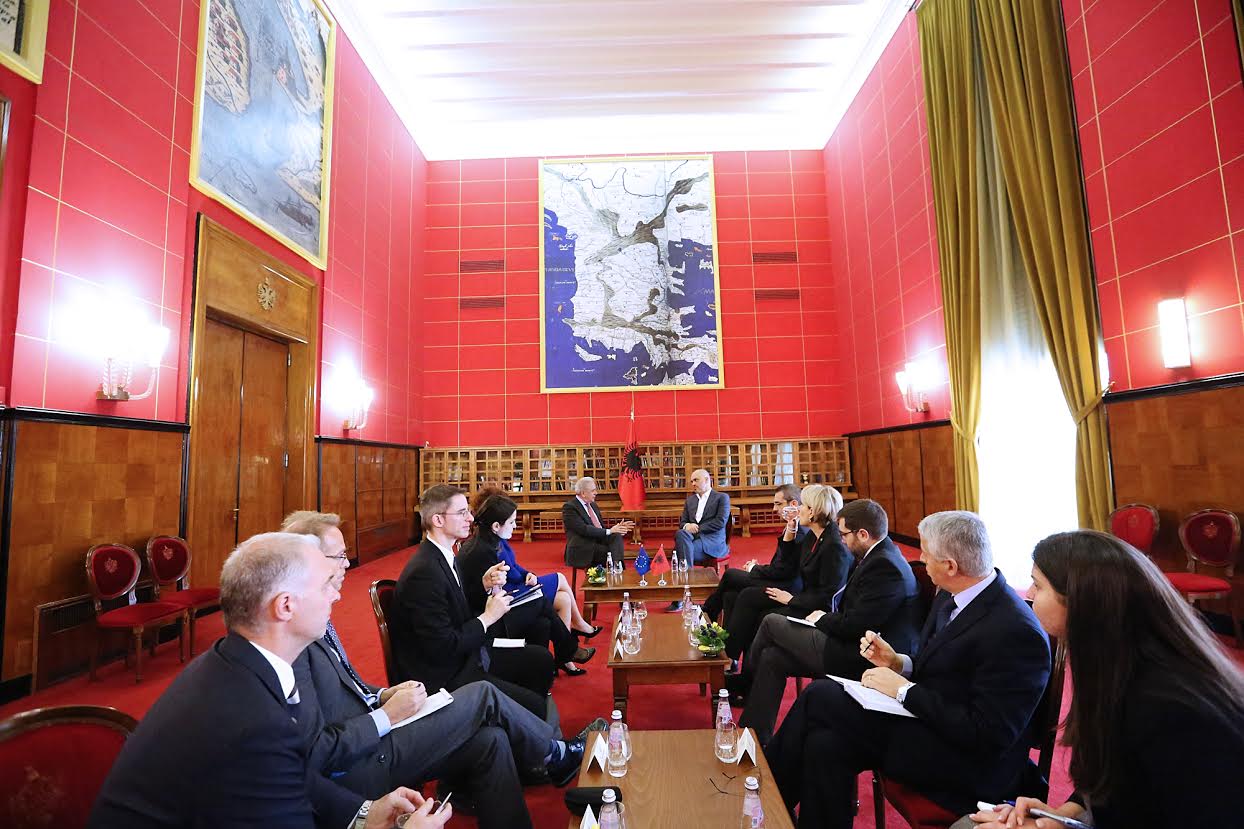 Rama pret Komisionerin europian të Migrimit: Të gatshëm për zgjidhje ndaj krizës së refugjatëve