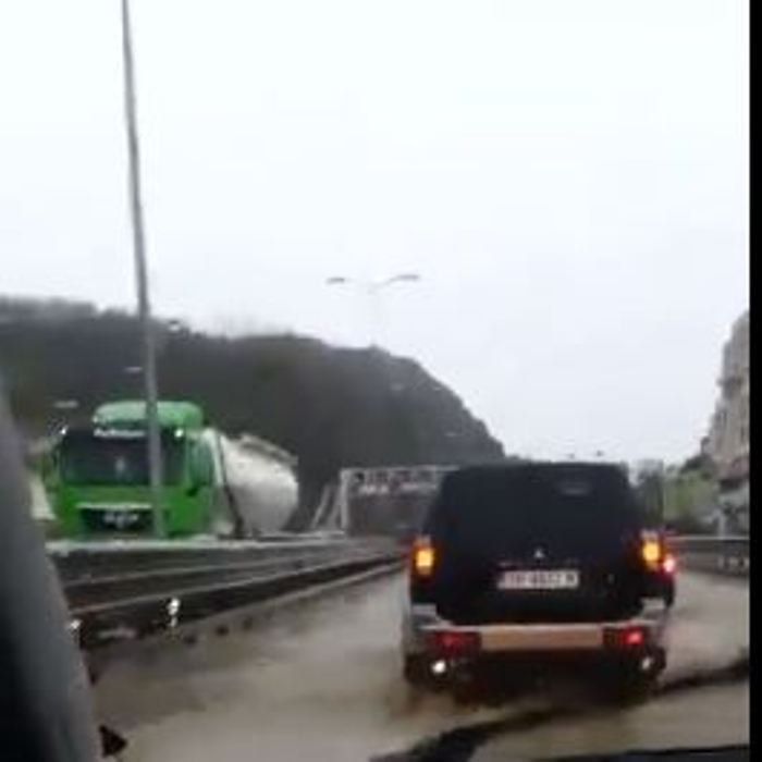 Videolajm/ Moti i keq shkakton përmbytjen e rrugës në aksin Durrës-Kavajë