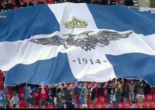 Skandal në ndeshjen Greqi-Mali i Zi, shpaloset flamuri i Vorio Epirit
