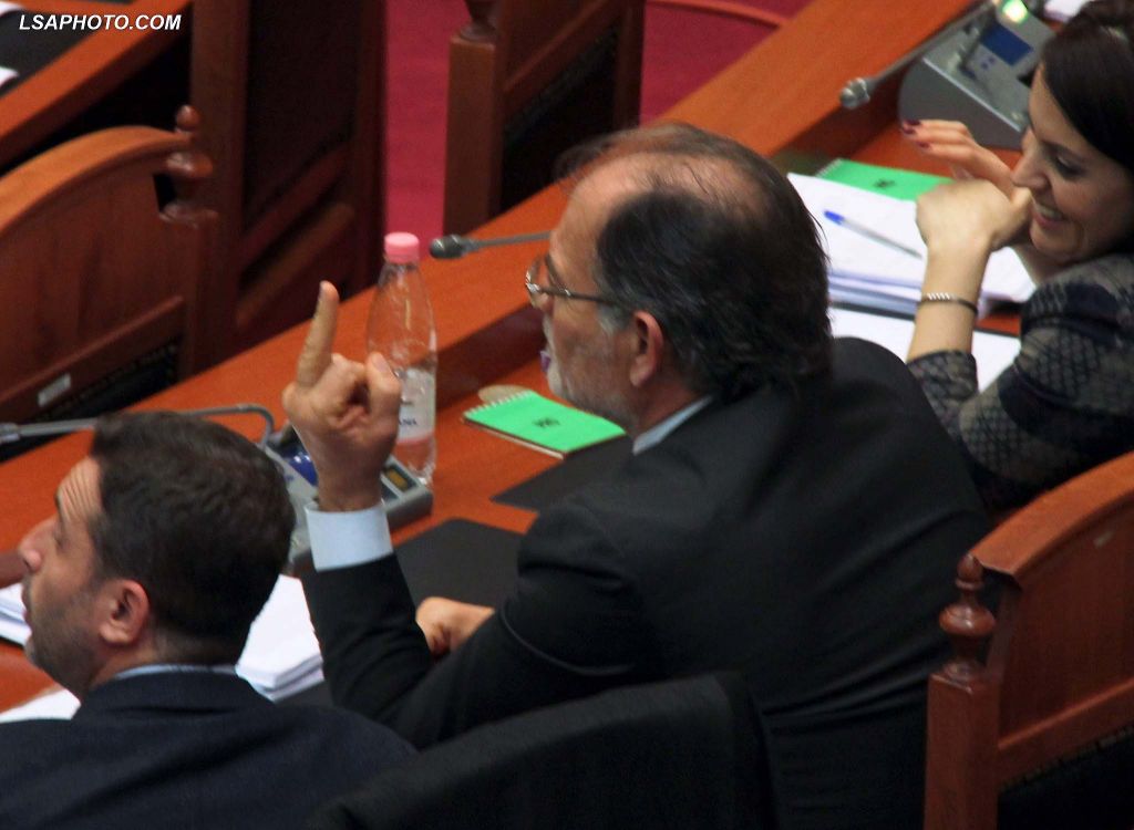 Kokëdhima ngre gishtin e mesit, deputetja shkrihet së qeshuri pa pikë etike