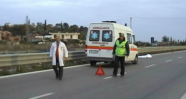 Aksident në autostradë, “Benz”-i përplas për vdekje një person