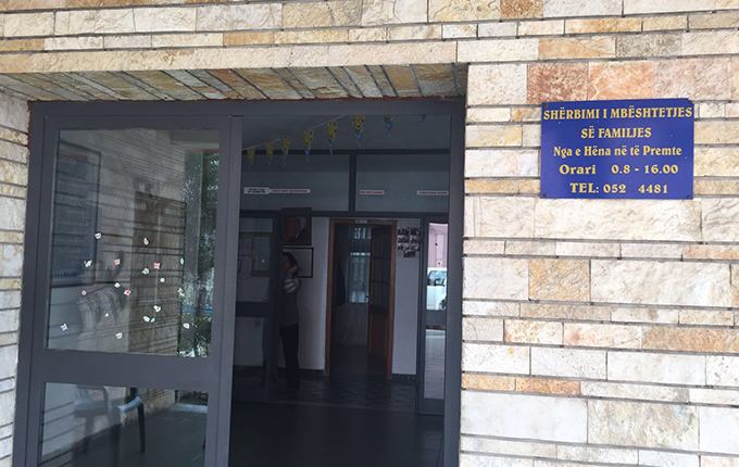 Durrës, dhuna ndaj fëmijës jetim, ndalohet kujdestarja