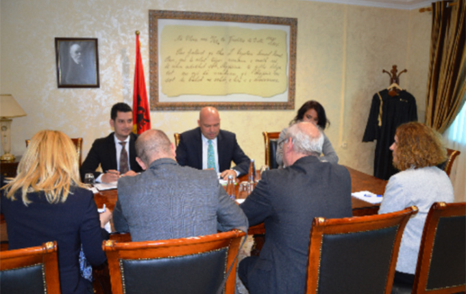 Tiranë, ministri Manjani pret përfaqësuesit e KiE, diskutohet ligji i ri i kthimit të pronës