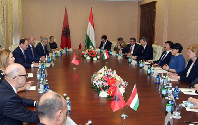 Tiranë, presidenti Nishani pret homologun hungarez, garantohet mbështetja për integrimin në BE