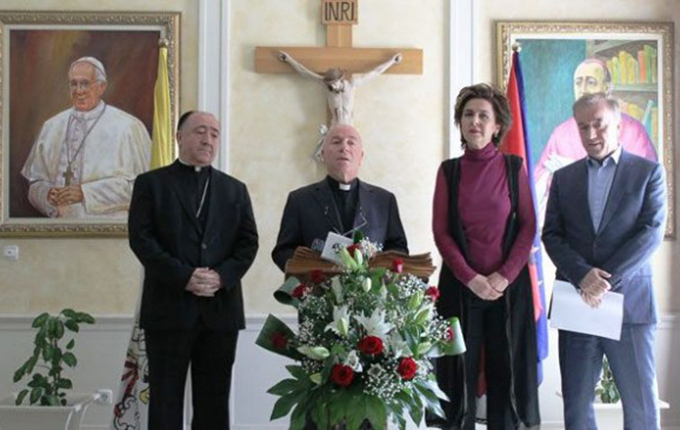 Vatikan, himni i Nënë Terezës do të interpretohet gjatë ceremonisë së shenjtërimit