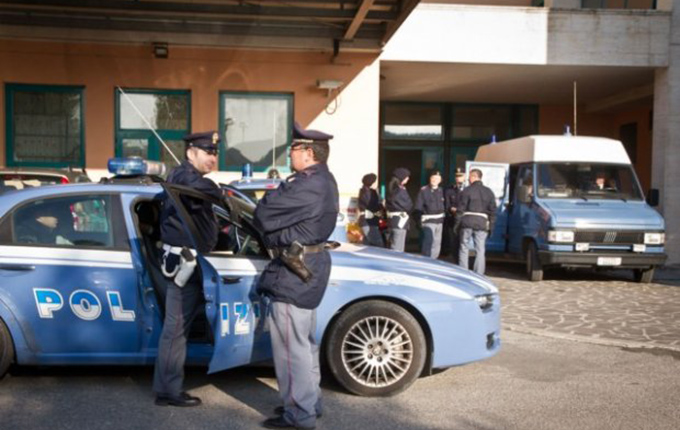 Itali, pranga dy shqiptarëve, u gjetën me 1 kg heroinë në makinë